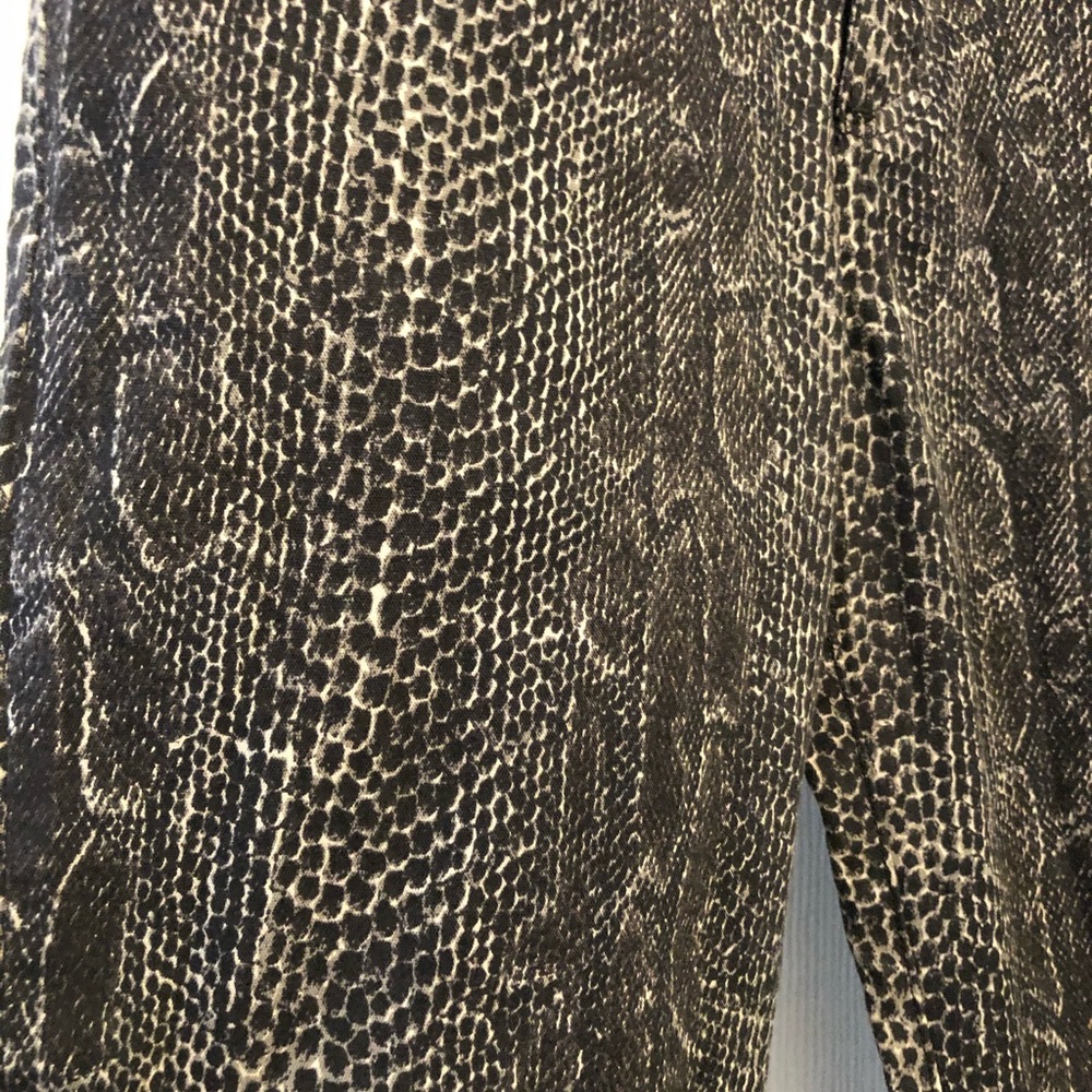GUESS High Rise Sneak Print Skinny Jeans - Picture 7 of 8